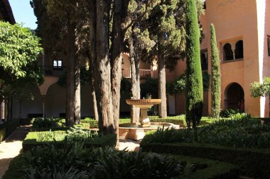 Granada, Endülüs, İspanya - 29 Temmuz 2017: Daraxa 'nın Bahçesi (Jardines de Daraxa), veya Portakal Ağaçları Bahçesi (Jardin de los Naranjos) ve Mermer Bahçesi (Jardin de los Marmoles).