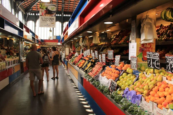Malaga, Endülüs, İspanya - 25 Temmuz 2017: Şehir merkezinde yer alan Merkezi Pazar Atarazana 'nın (Mercado Central Atarazanas) iç görünümü.