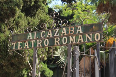 Malaga, Endülüs, İspanya - 25 Temmuz 2017: Alcazaba Teatro Romano sarayının girişi ve antik kalıntılar, kentin en eski anıtı. 