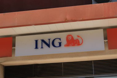 Malaga, Endülüs, İspanya - 25 Temmuz 2017: Ing banka şirketi logosu ve imzası Av 'da. Endülüs Sokağı. Ing Bank, Hollanda 'nın çok uluslu bankacılık ve finans hizmetleri şirketidir..