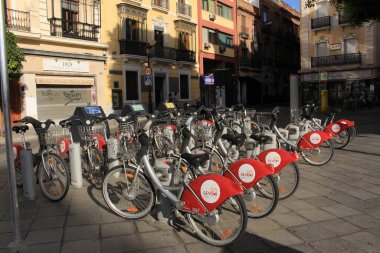 Seville, Endülüs, İspanya - 30 Temmuz 2017: Sevici kamu bisiklet kiralama servisi Calle Hernando Colon caddesinde Jcdecaux firması tarafından işletilen kiralık bisikletler.