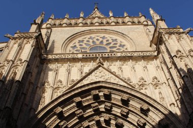 Seville Katedrali 'nin (Katedral de Santa Mara de la Sede) Seville, Endülüs, İspanya' daki Ana Kapı (Puerta de la Asuncion).