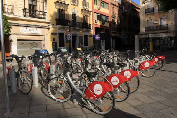 Seville, Endülüs, İspanya - 30 Temmuz 2017: Sevici kamu bisiklet kiralama servisi Calle Hernando Colon caddesinde Jcdecaux firması tarafından işletilen kiralık bisikletler.