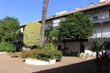 Seville, Endülüs, İspanya - 30 Temmuz 2017: Tarihi bahçesi 16. yüzyılda yapılmış Corral del Conde apartman oteli.