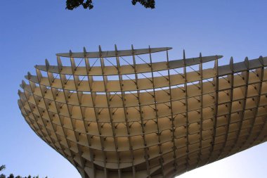 Seville, Endalusia, İspanya - 30 Temmuz 2017: Metropol Şemsiyesi (Setas de Sevilla) Plaza de la Encarnacion Meydanı. Alman mimar Jurgen Mayer tarafından tasarlandı ve Nisan 2011 'de tamamlandı..
