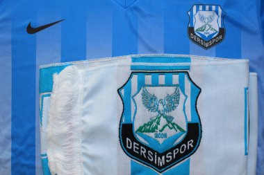 Bregenz, Vorarlberg, Avusturya - 4 Şubat 2018: Turkuaz-beyaz Dersimspor futbol kulübü forması ve logosu. Dersimspor Türkiye Futbol Ligi 'nde oynuyor ve 2009 yılında kuruldu..