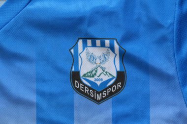 Bregenz, Vorarlberg, Avusturya - 4 Şubat 2018: Turkuaz-beyaz Dersimspor futbol kulübü forması ve logosu. Dersimspor Türkiye Futbol Ligi 'nde oynuyor ve 2009 yılında kuruldu..