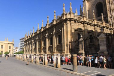 Seville, Endülüs, İspanya - 31 Temmuz 2017: Kavurucu güneşin altındaki ünlü Sevilla Katedrali 'ni (Katedral de Santa Mara de la Sede) ziyaret etmek için uzun kuyruk.