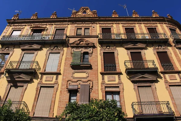 Das Äußere Eines Historischen Wohnhauses Mit Balkon Sevilla Andalusien Spanien — Stockfoto