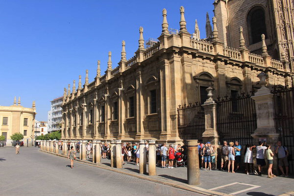 Севилья, Андалусия, Испания - 31 июля 2017 года: Длинная очередь туристов, ожидающих посещения знаменитого Севильского собора (Catedral de Santa Mara de la Sede) под палящим солнцем
.