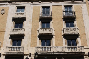 Sevilla, Endülüs, İspanya 'da balkonları olan bir apartmanın dış cephesi..