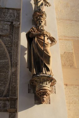 Sevilla Katedrali 'nin (Santa Mara de la Sede Katedrali) Seville, Endülüs, İspanya' da heykelleri bulunan Affetme Kapısı (Puerta del Perdon).