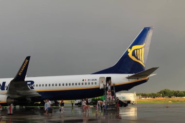 Memmingen, Almanya - 24 Temmuz 2017: Yolcular Allgau havaalanında yağmurlu bir günde Ryan Air uçağından indiler.