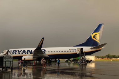 Memmingen, Almanya - 24 Temmuz 2017: Yolcular Allgau havaalanında yağmurlu bir günde Ryan Air uçağından indiler.