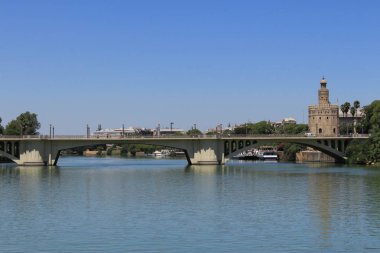 Seville, Endülüs, İspanya - 2 Ağustos 2017: Altın Kule (Torre del Oro) askeri gözlem kulesi 13. yüzyılda Guadalquivir Nehri kıyısında Almohad Halifeliği tarafından inşa edildi..