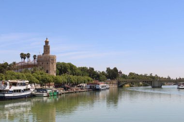 Seville, Endülüs, İspanya - 2 Ağustos 2017: Altın Kule (Torre del Oro) askeri gözlem kulesi 13. yüzyılda Guadalquivir Nehri kıyısında Almohad Halifeliği tarafından inşa edildi..
