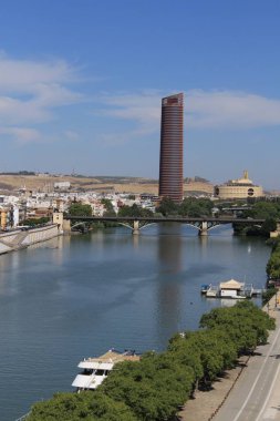 Sevilla, Endülüs, İspanya - 2 Ağustos 2017: Sevilla Kulesi (Torre Sevilla), Guadalquivir Nehri kıyısındaki Cajasol Kulesi veya Pelli Kulesi olarak da bilinir.).