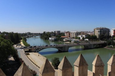 Seville, Endülüs, İspanya - 2 Ağustos 2017: Altın Kulesi 'nin tepesinden Guadalquivir nehri ile Sevilla şehri manzarası (Torre del Oro).