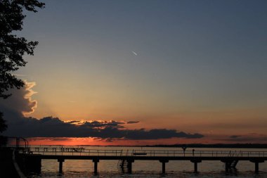 Avusturya 'nın Vorarlberg kentindeki Bregenz kıyısından Constance Gölü üzerinde (Bodensee) gün batımı. 