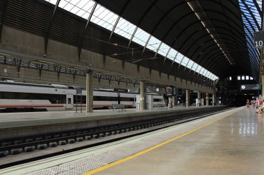 Seville, Endülüs, İspanya - 3 Ağustos 2017 Sevilla şehrinin Santa Justa Tren İstasyonu manzarası. 