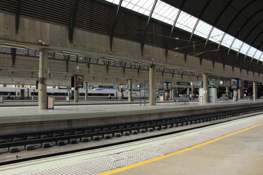 Seville, Endülüs, İspanya - 3 Ağustos 2017 Sevilla şehrinin Santa Justa Tren İstasyonu manzarası. 