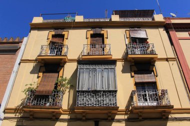 Seville, Endülüs, İspanya - 2 Ağustos 2017: Calle Santander Caddesi 'nde balkonları olan geleneksel renkli bina.