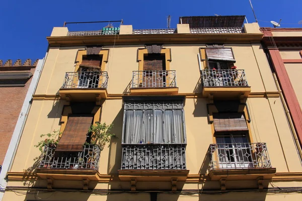 Sevilla Andalusien Spanien August 2017 Traditionelles Farbenfrohes Gebäude Mit Balkonen — Stockfoto