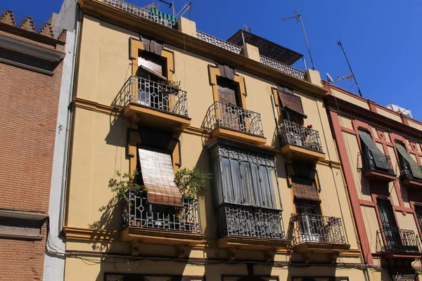 Sevilla Andalusien Spanien August 2017 Traditionelles Farbenfrohes Gebäude Mit Balkonen — Stockfoto
