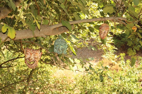 2016年7月28日ギリシャ クレタ島チャニア植物公園とクレタ島の庭で木を吊るす3つのマスク — ストック写真