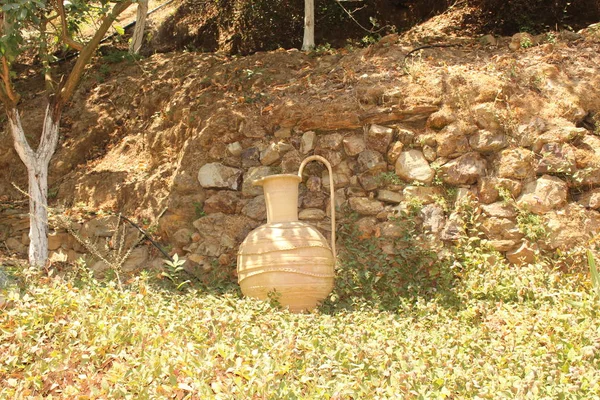 ギリシャ クレタ島の 家で水が供給されていないときに水を運ぶために使用された古代ギリシャの容器です — ストック写真