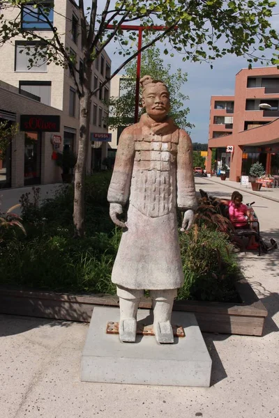 Goetzis Vorarlberg Österreich August 2018 Einzelne Terrakottafarbene Kriegerstatue Der Garnmarktstraße — Stockfoto