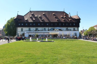 Constance, Baden-Wuerttemberg, Almanya - 29 Nisan 2017: Konzil Restaurant (Konzil Gaststaetten) Konzilstrasse Caddesi kıyısındaki geleneksel eski bina.