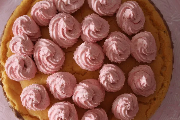 Gâteau Anniversaire Coloré Avec Garnitures Chocolat Crème Rose — Photo