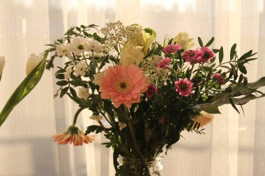 Rengarenk bir buket çiçek..