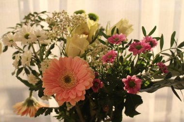 Rengarenk bir buket çiçek..