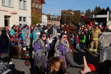 Hard, Vorarlberg, Avusturya - 23 Şubat 2019: Viking kostümlü oyuncular Hofsteigstrasse Caddesi 'ndeki geleneksel ve geleneksel karnaval sırasında geçit töreni yapıyorlar. 