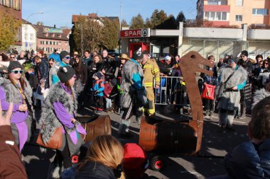 Hard, Vorarlberg, Avusturya - 23 Şubat 2019: Viking kostümlü oyuncular Hofsteigstrasse Caddesi 'ndeki geleneksel ve geleneksel karnaval sırasında geçit töreni yapıyorlar. 