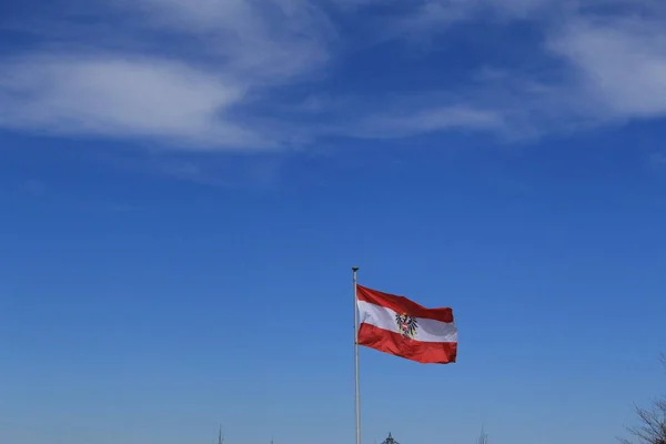 Austriacka Flaga Narodowa Macha Wietrze Tle Błękitnego Nieba — Zdjęcie stockowe