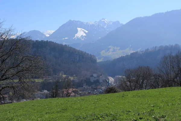 Mittelalterliche Schattenburg Mit Alpenbergen Hintergrund Feldkirch Vorarberg Oesterreich — Stockfoto