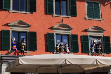 Bregenz, Vorarlberg, Avusturya - 9 Eylül 2019: Kornmarktstrasse Caddesi 'ndeki bir restoranın penceresindeki komik bebekler.