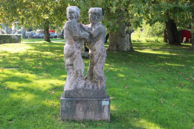 Zor, Vorarlberg, Avusturya - 15 Eylül 2019: Stede Park 'ta Haimo Steinmetz' in birbirlerine sarılışını gösteren 