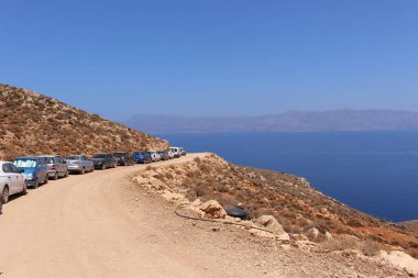 Gramvousa, Girit Adası, Yunanistan - 29 Temmuz 2016: Turistler arabalarını ünlü Balos plajına giden bir tepeye park ettiler.