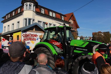 Hard, Vorarlberg, Avusturya - 23 Şubat 2019: Hofsteigstrasse Caddesi 'ndeki geleneksel ve geleneksel karnaval sırasında dekore edilmiş bir traktör. 