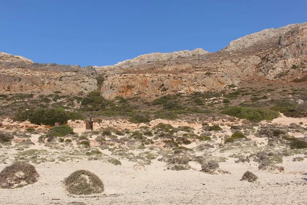 ギリシャのクレタ島の北西部にあるラフバロスラグーン またはバロスビーチ トレイルの風景 10キロのでこぼこ道の後 約7キロの歩道は有名なビーチにつながります — ストック写真