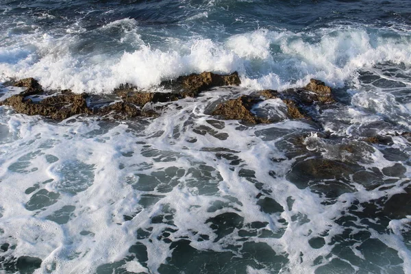 Vagues Mer Méditerranée Éclaboussant Les Rochers Avec Mousse Canée Crète — Photo