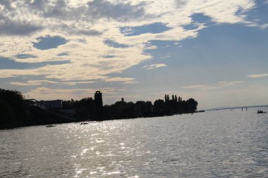 Ağustos 2016 'da Bregenz, Avusturya' dan alınan Constance Gölü (Bodensee) manzarası.