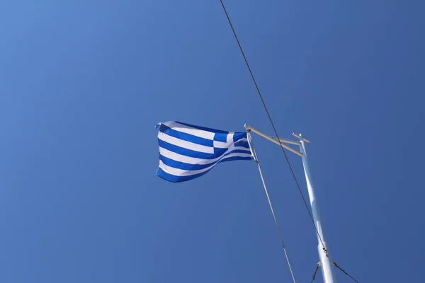 Качающийся Национальный Флаг Греции Флагштоке Фоне Голубого Неба Крепости Фиркас — стоковое фото