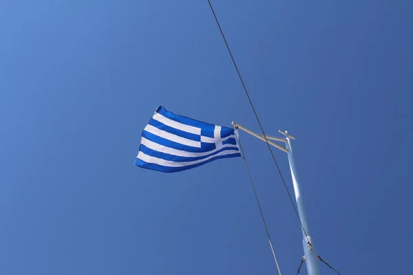 Качающийся Национальный Флаг Греции Флагштоке Фоне Голубого Неба Крепости Фиркас — стоковое фото
