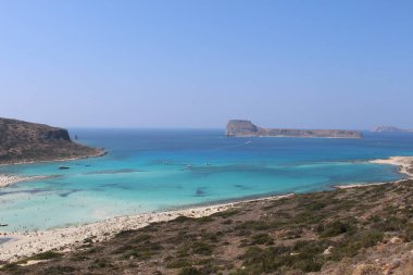 Yunanistan 'ın Girit Adası' ndaki mavi Balos gölü ve plajının güzel bir manzarası.