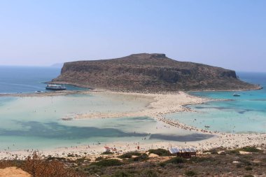 Yunanistan 'ın Girit Adası' ndaki mavi Balos gölü ve plajının güzel bir manzarası.
